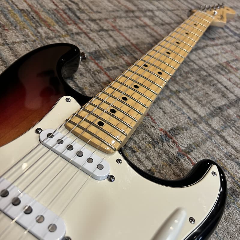 Fender American Standard Stratocaster Maple Fingerboard w/Case - 3 Color Sunburst
