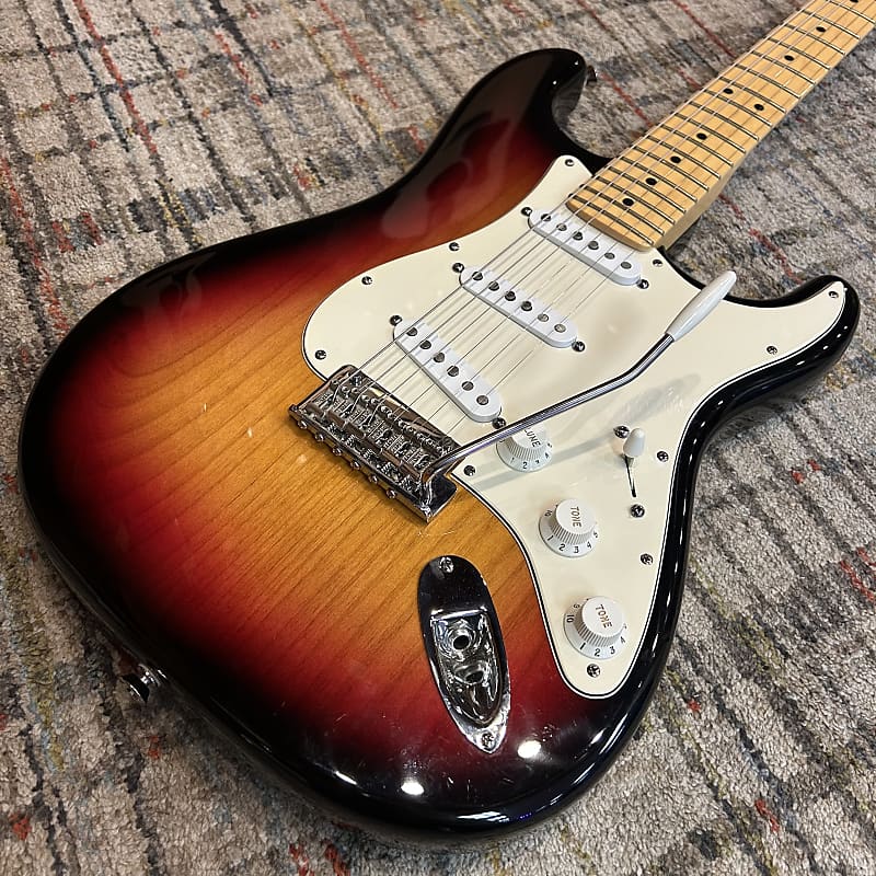 Fender American Standard Stratocaster Maple Fingerboard w/Case - 3 Color Sunburst