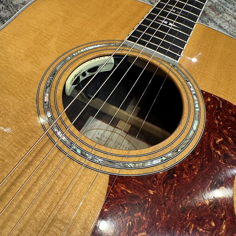 USED Taylor 810 (2003) w/ Case
