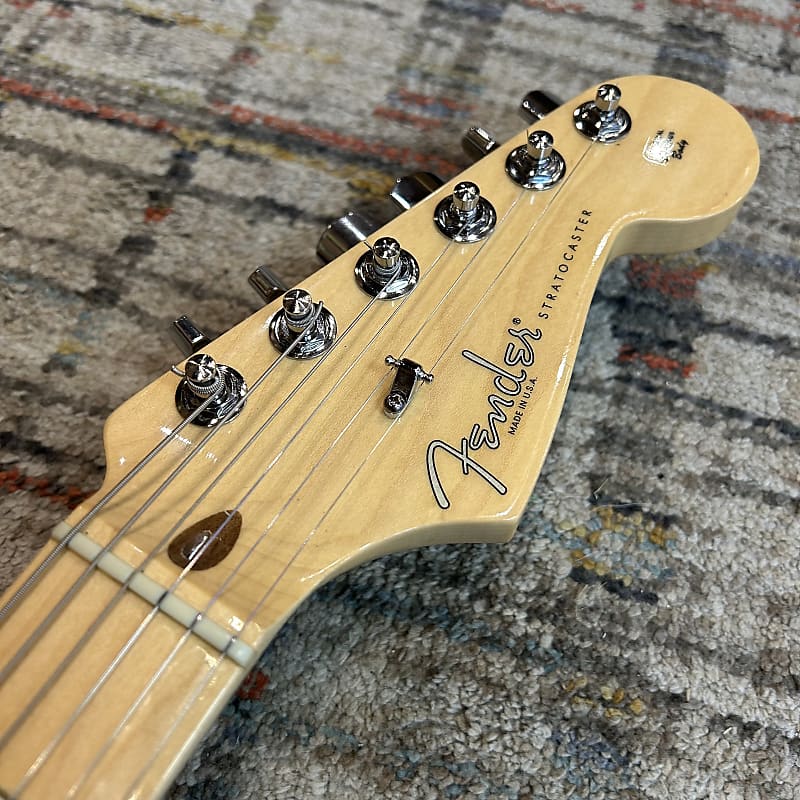 Fender American Standard Stratocaster Maple Fingerboard w/Case - 3 Color Sunburst