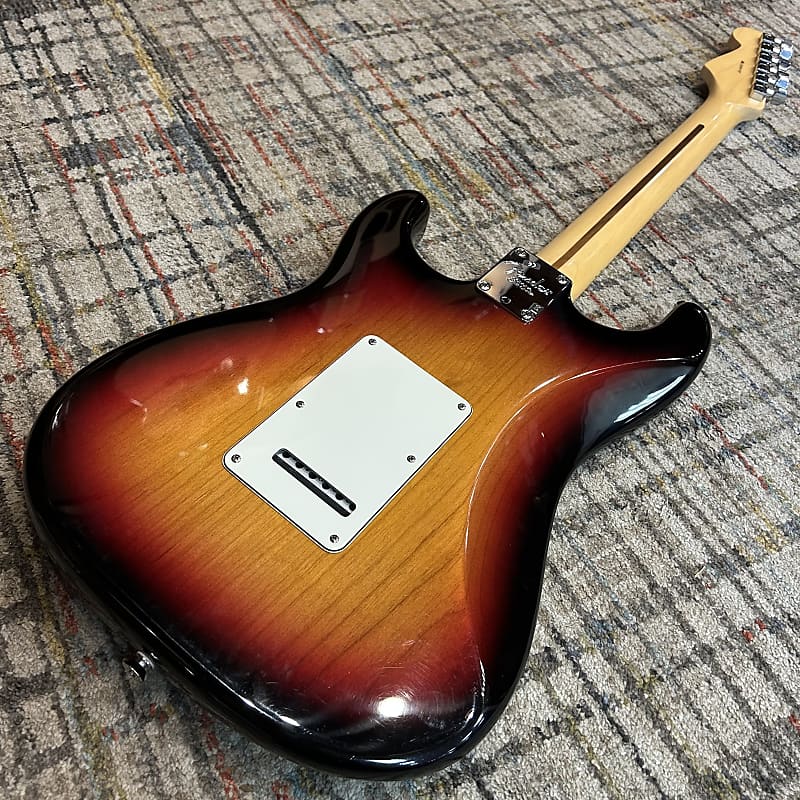 Fender American Standard Stratocaster Maple Fingerboard w/Case - 3 Color Sunburst