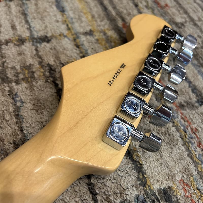 Fender American Standard Stratocaster Maple Fingerboard w/Case - 3 Color Sunburst