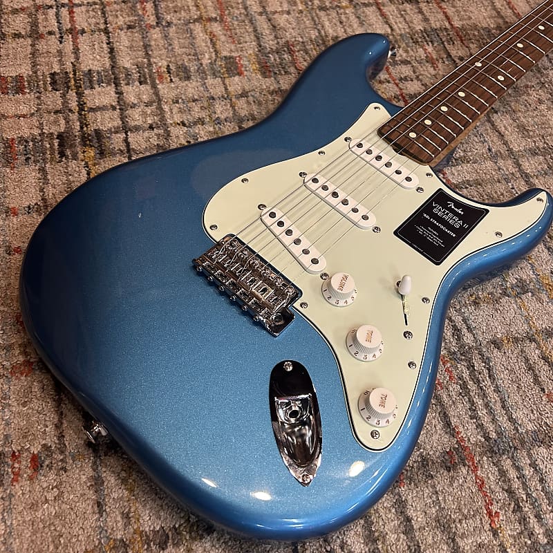 Fender Vintera II '60s Stratocaster - Lake Placid Blue w/ Deluxe Gig Bag