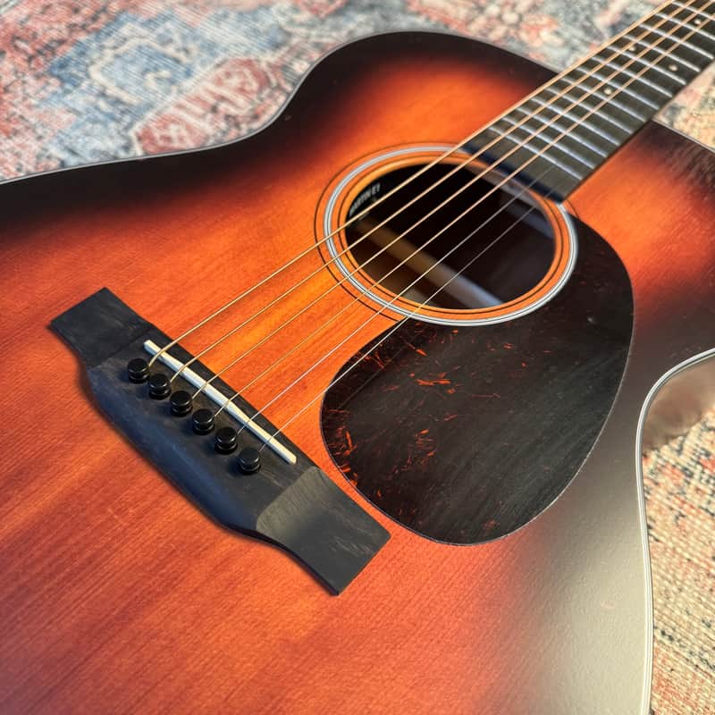 Martin 00-10E Retro Joe Bonamassa Signature 2026 – 1937 Sunburst w/ Soft Case
