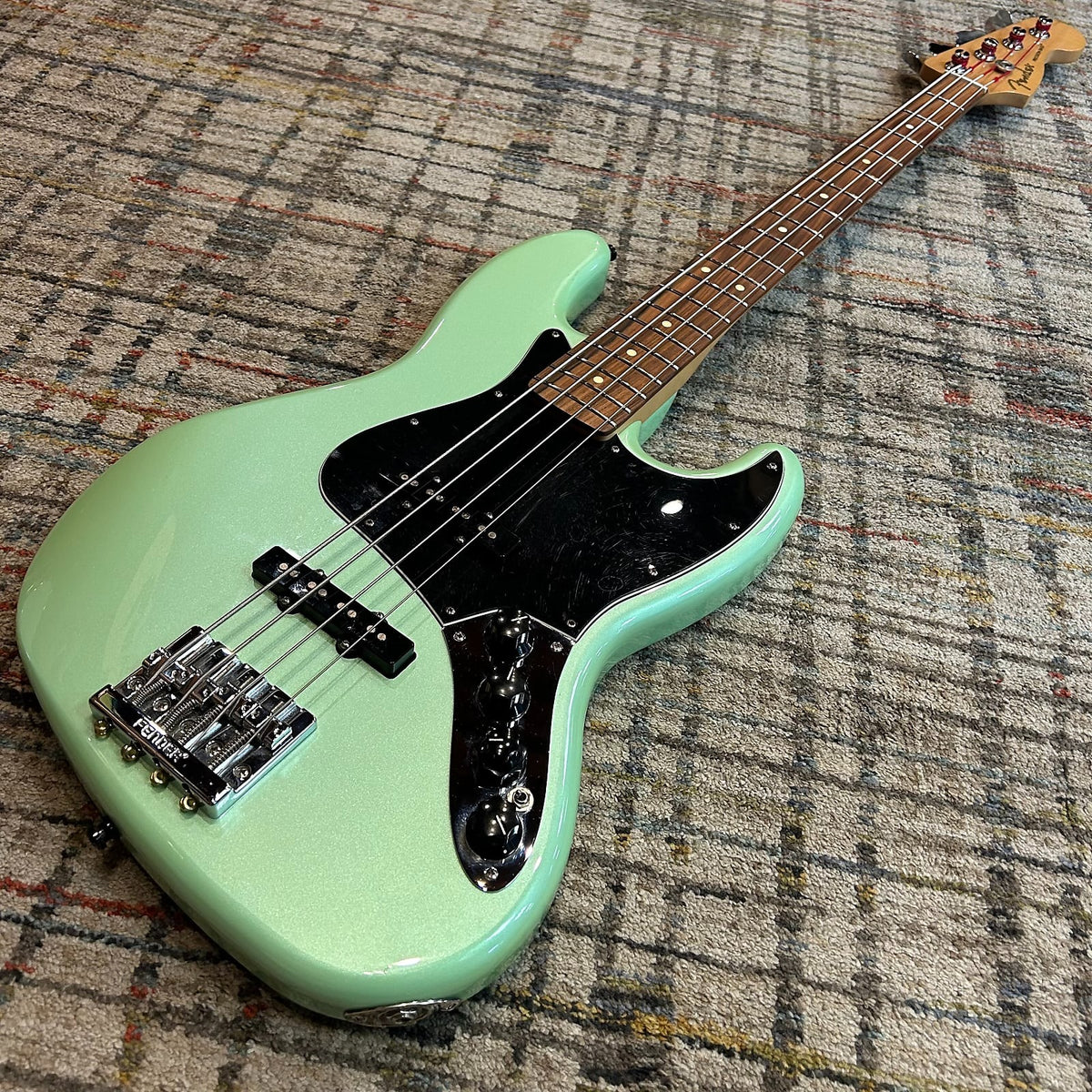 Fender Deluxe Active Jazz Bass with Precision Neck & Pau Ferro Fretboard, Used - Surf Pearl