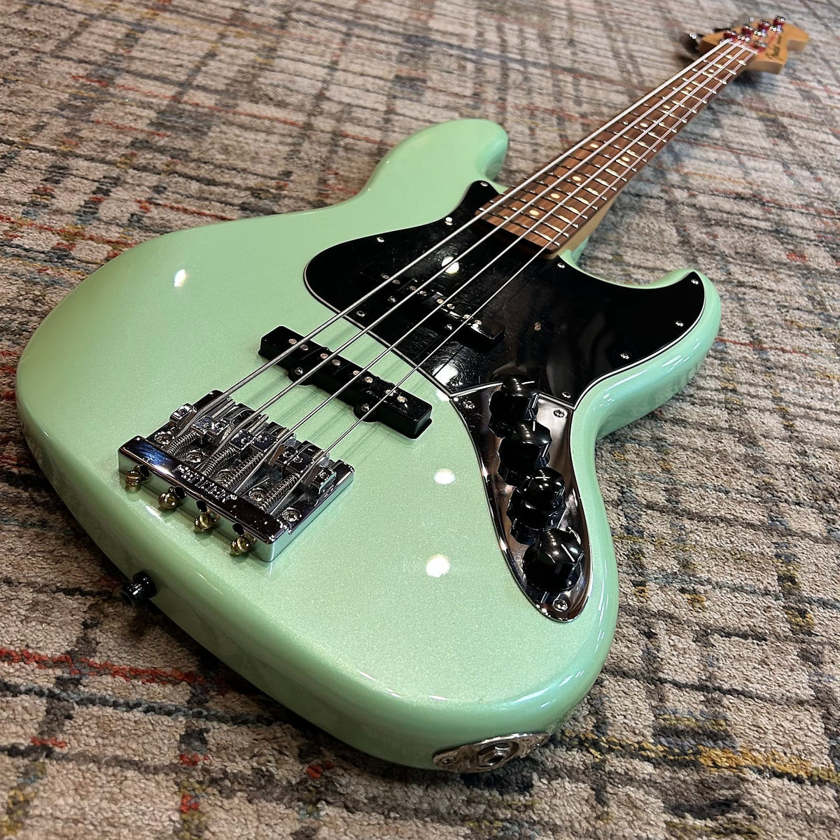 Fender Deluxe Active Jazz Bass with Precision Neck & Pau Ferro Fretboard, Used - Surf Pearl