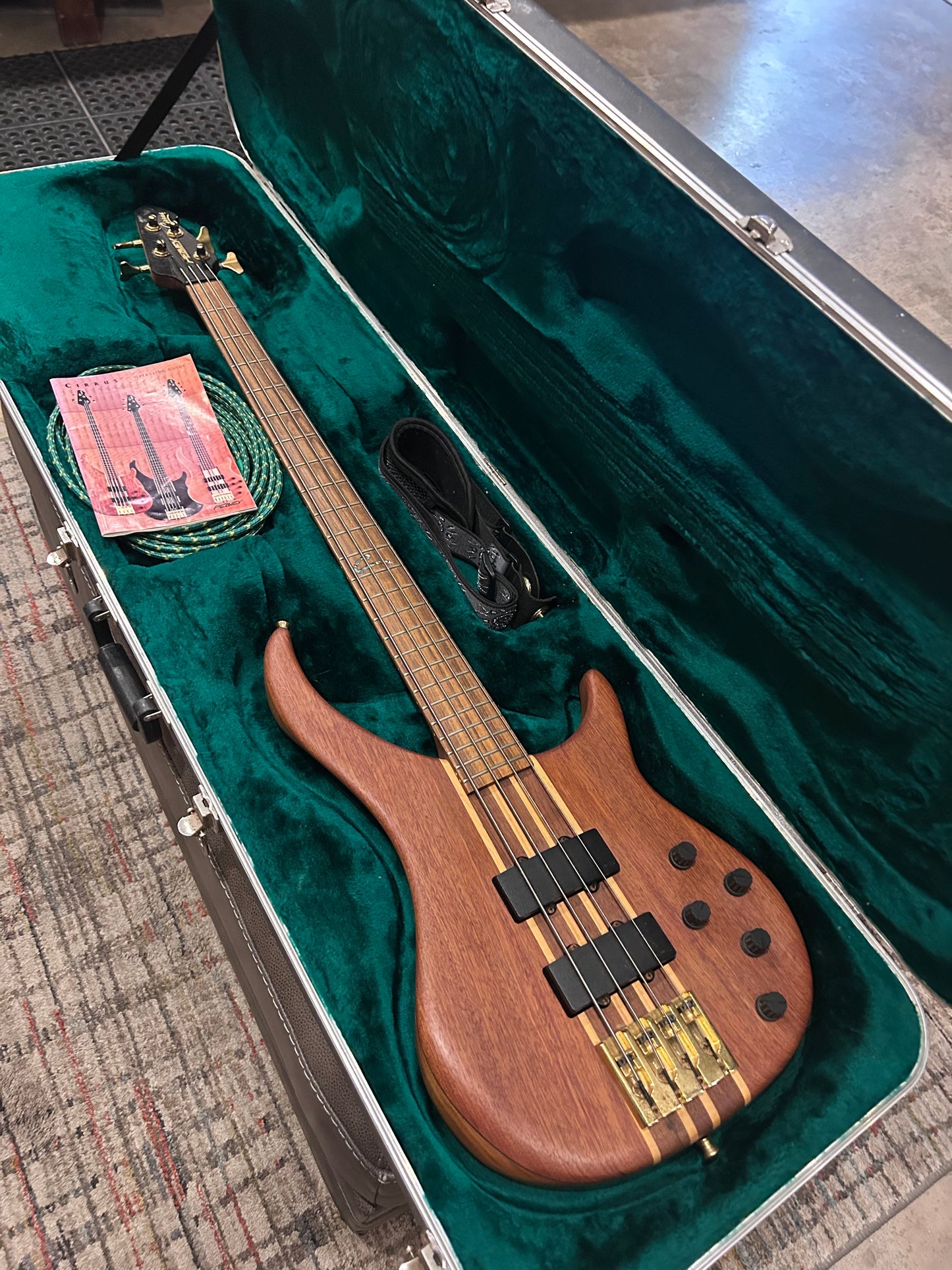 Peavey Cirrus Bass