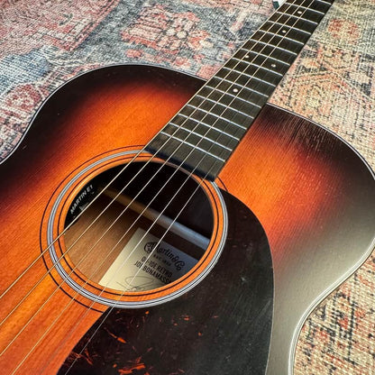 Martin 00-10E Retro Joe Bonamassa Signature 2026 – 1937 Sunburst w/ Soft Case