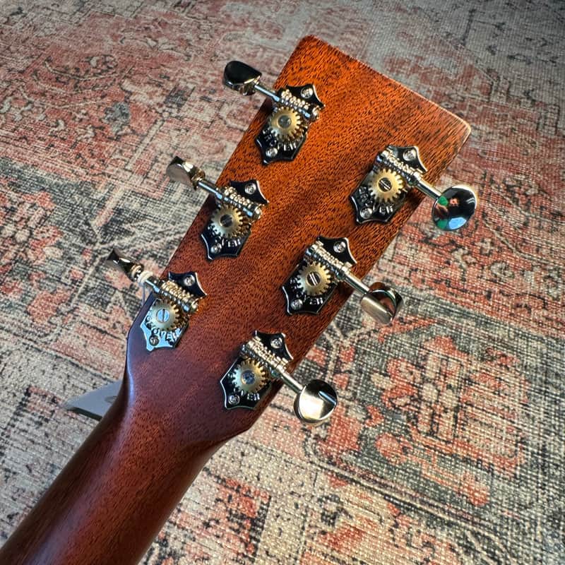 Martin 00-10E Retro Joe Bonamassa Signature 2026 – 1937 Sunburst w/ Soft Case
