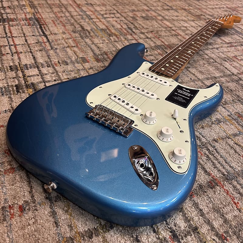 Fender Vintera II '60s Stratocaster - Lake Placid Blue w/ Deluxe Gig Bag