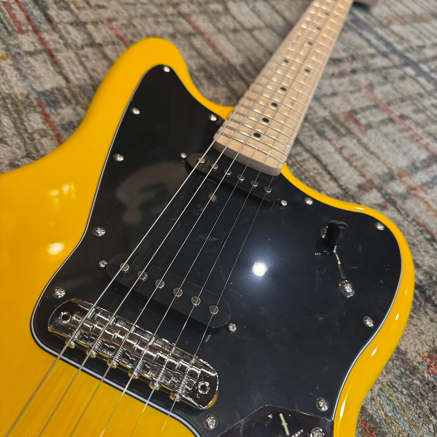 Squier FSR Affinity Jaguar  - Graffiti Yellow