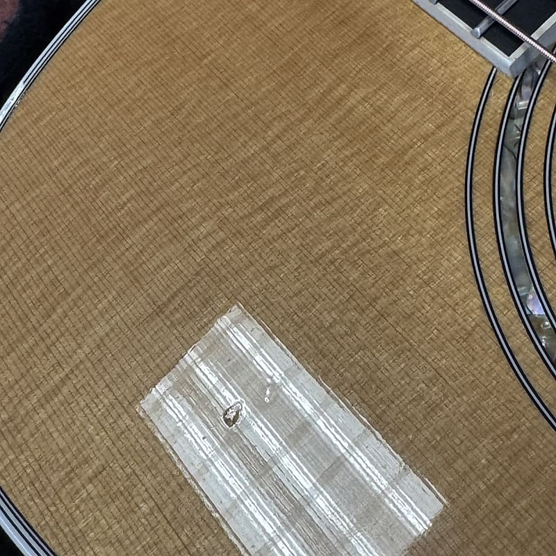 USED Taylor 810 (2003) w/ Case