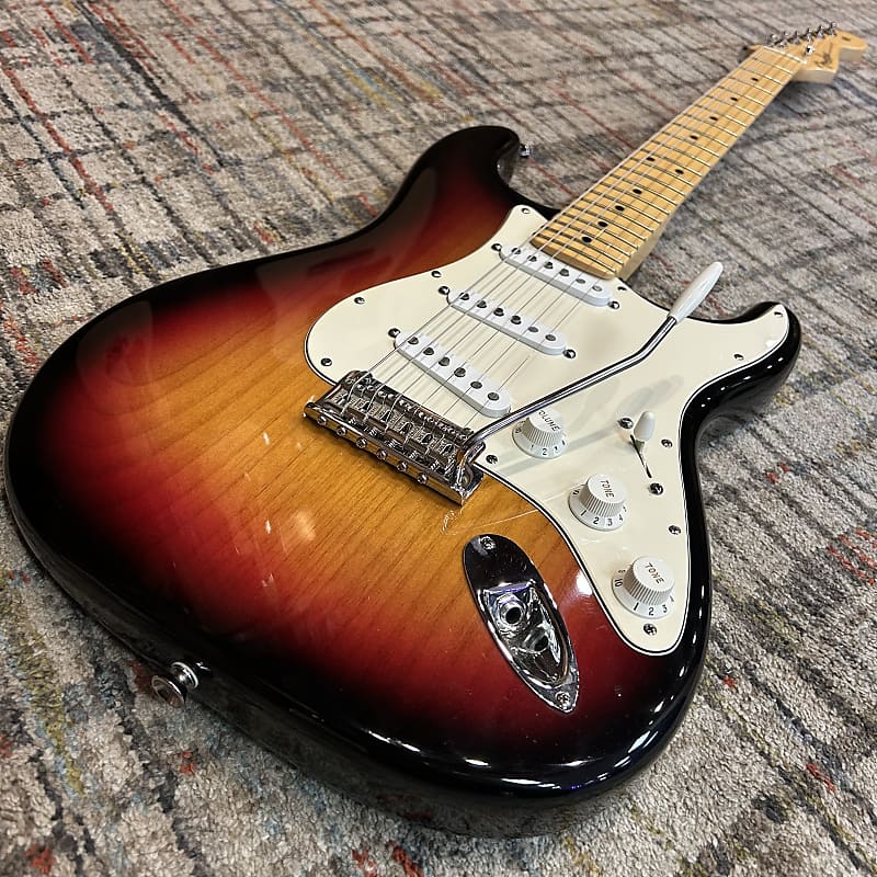 Fender American Standard Stratocaster Maple Fingerboard w/Case - 3 Color Sunburst